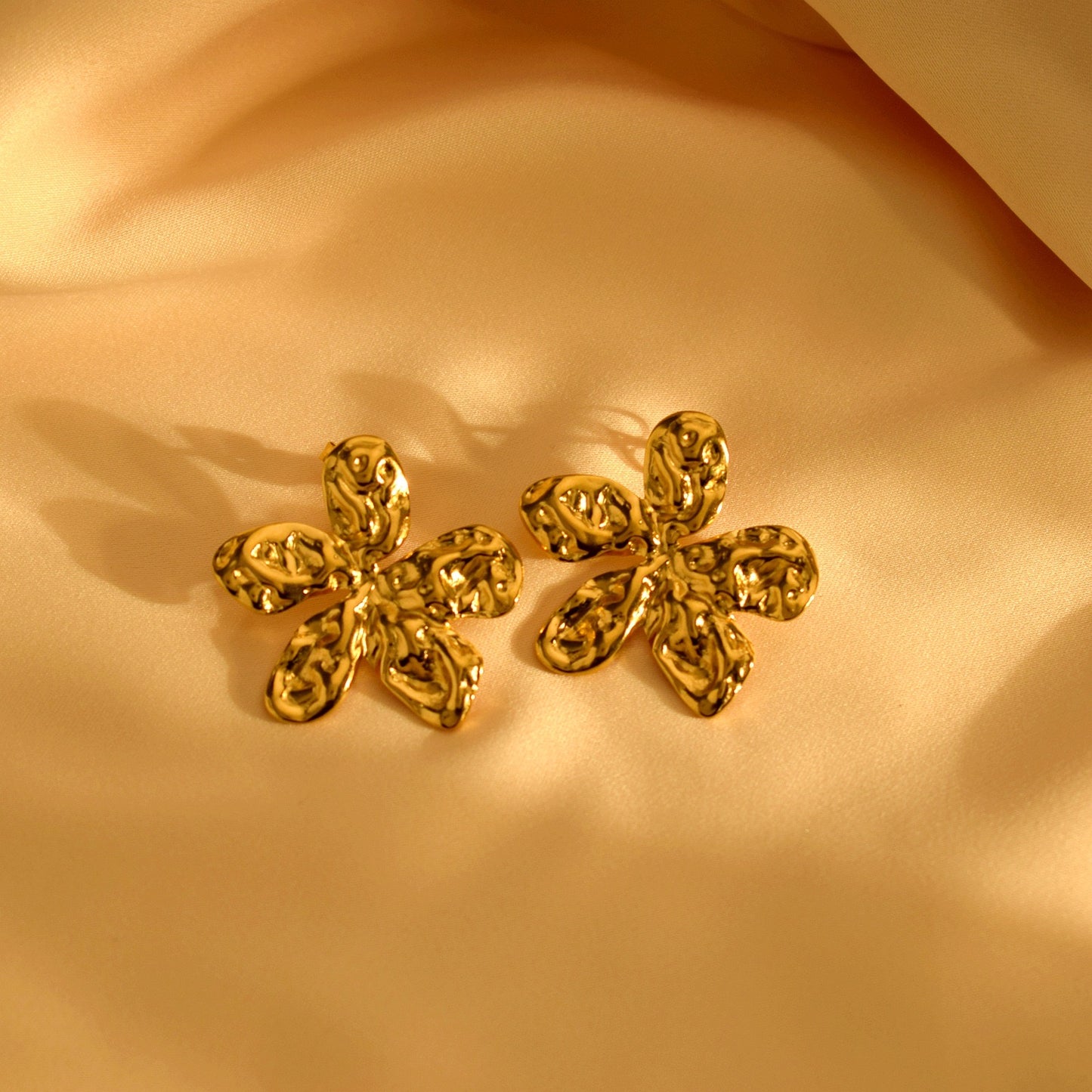 Aretes Pétalos Dorados | Acero Inoxidable | Chapa PVD