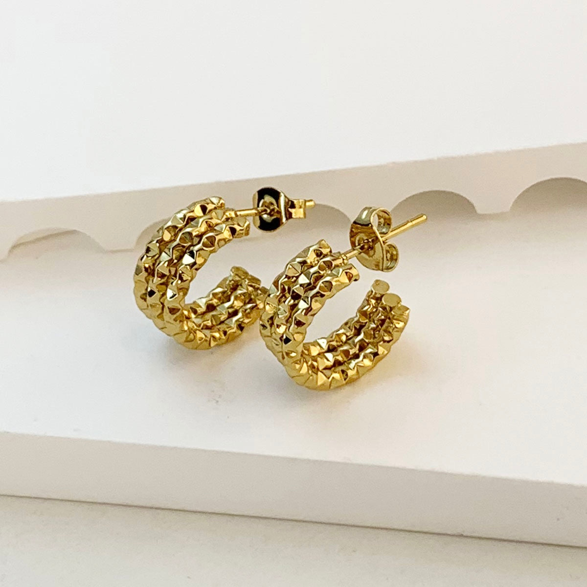 Aretes Croche Brillante | Acero Inoxidable | Chapa Oro 18k